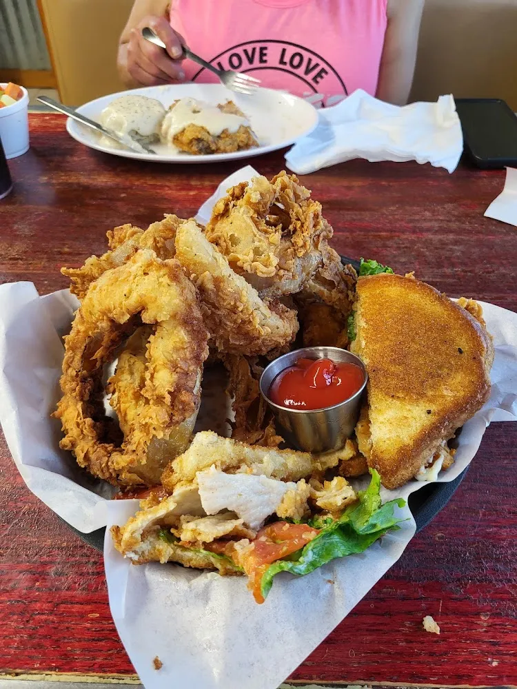 Chicken on Garlic with Onion Rings